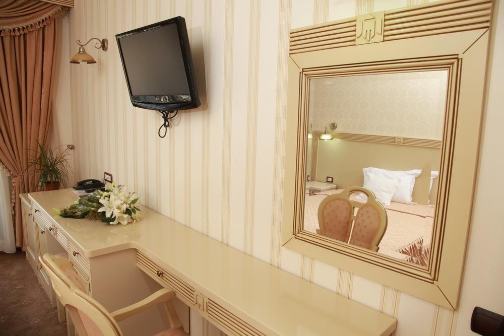 Hotel Majestic Iasi Bagian luar foto