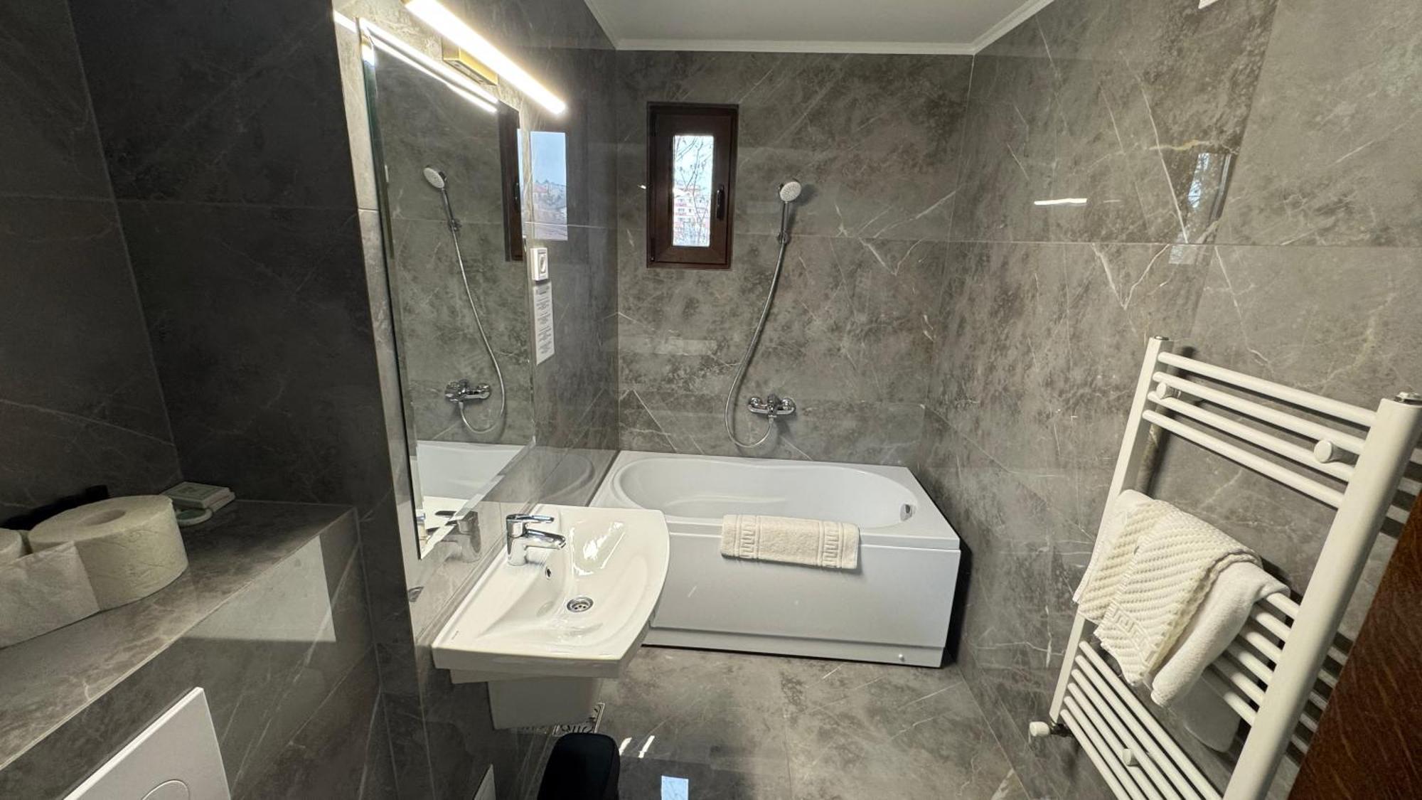 Hotel Majestic Iasi Bagian luar foto
