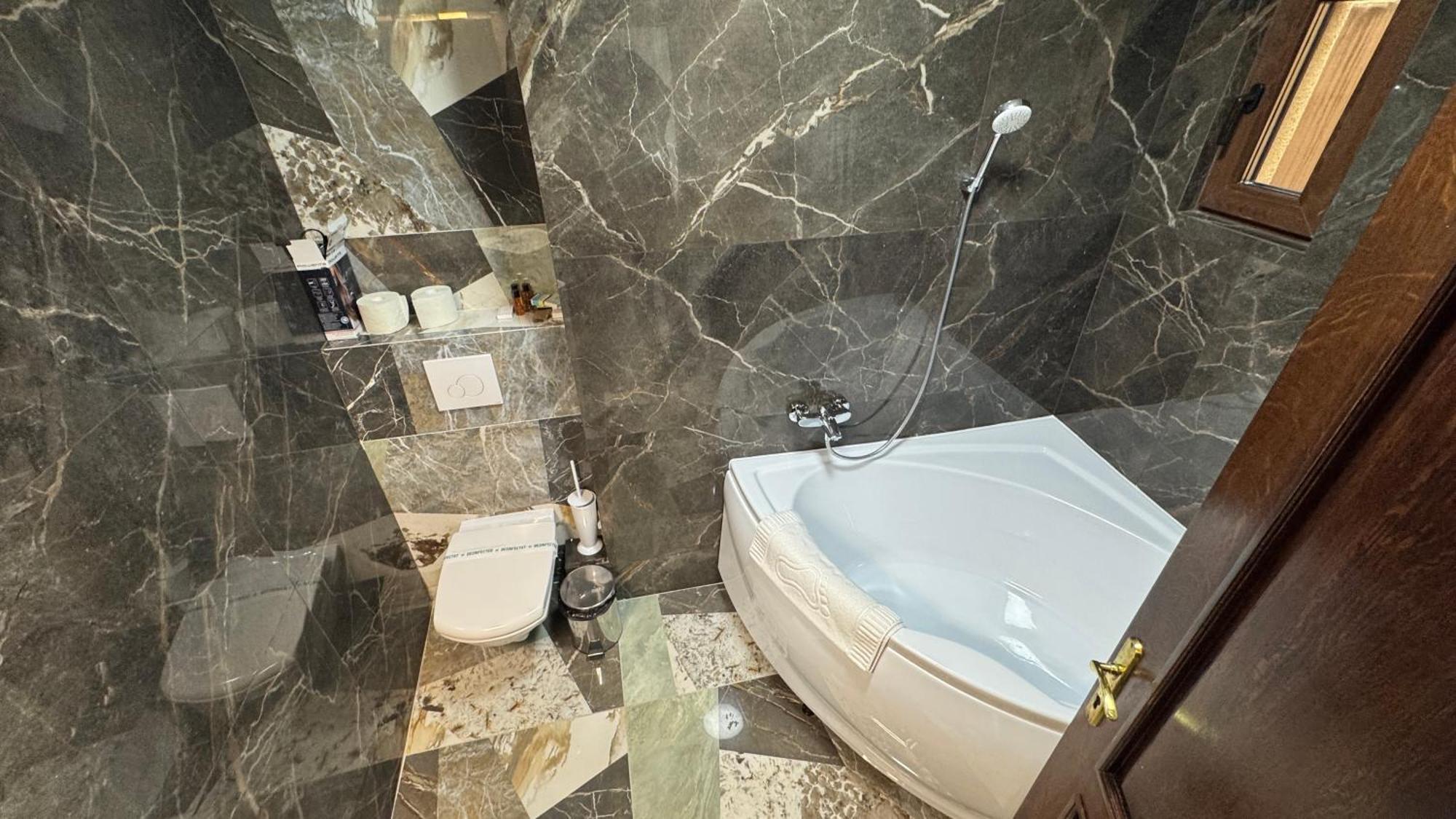 Hotel Majestic Iasi Bagian luar foto